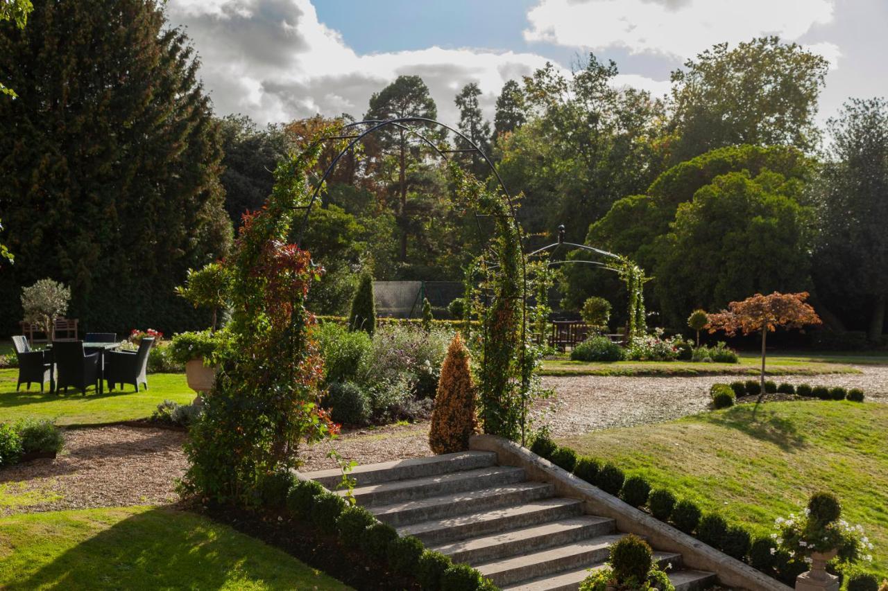 Oatlands Park Hotel Weybridge Exterior photo