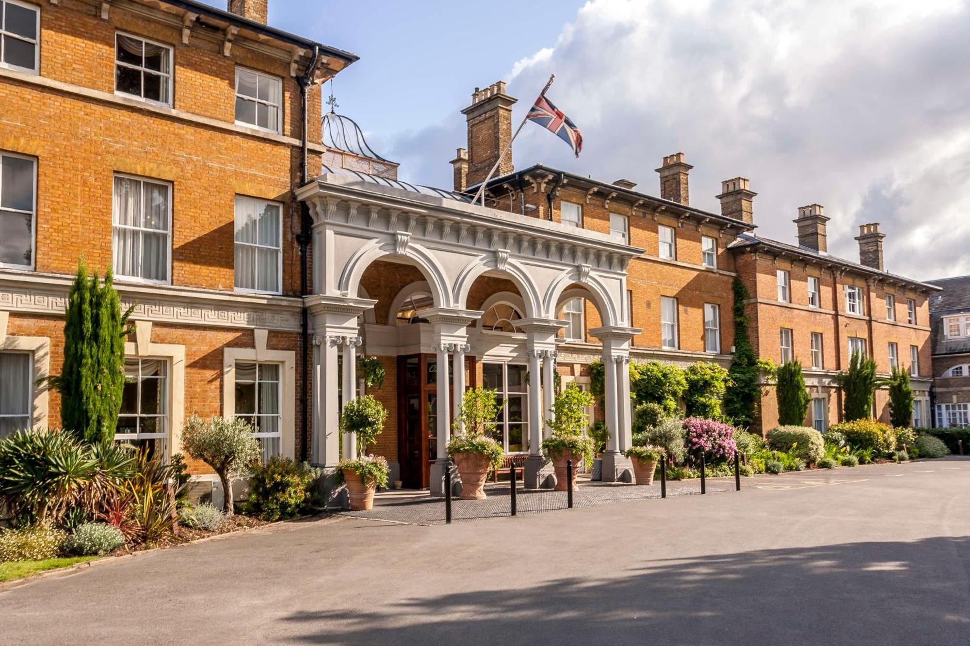 Oatlands Park Hotel Weybridge Exterior photo