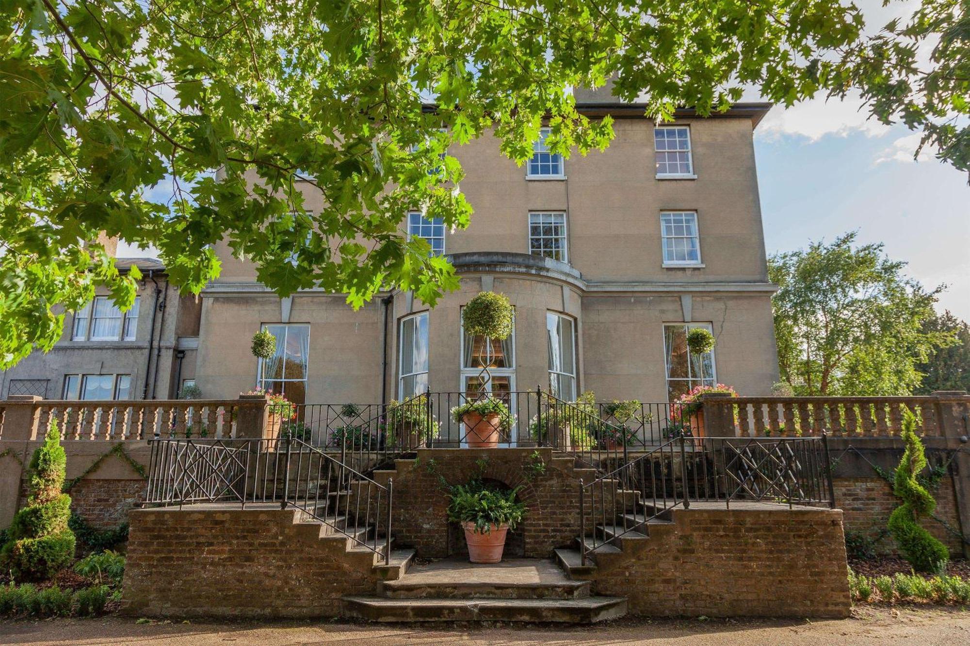 Oatlands Park Hotel Weybridge Exterior photo