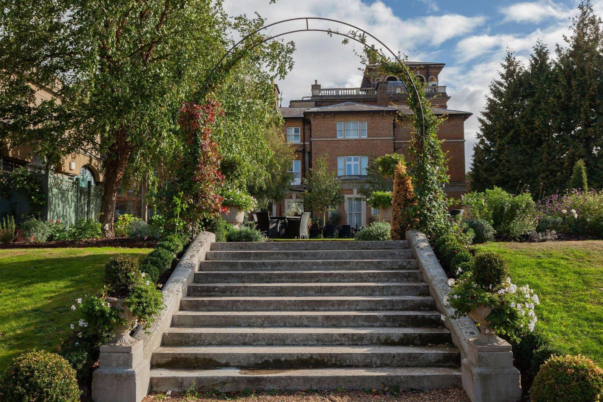 Oatlands Park Hotel Weybridge Exterior photo
