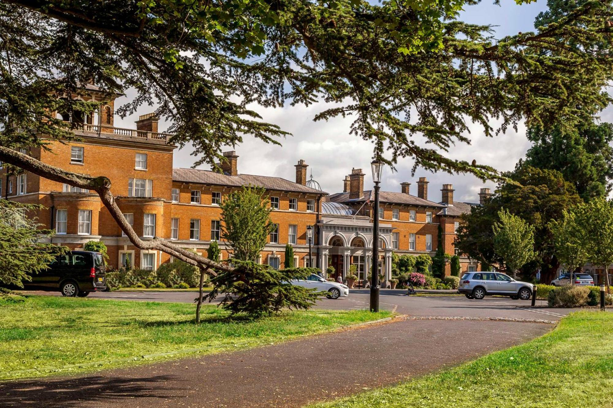 Oatlands Park Hotel Weybridge Exterior photo